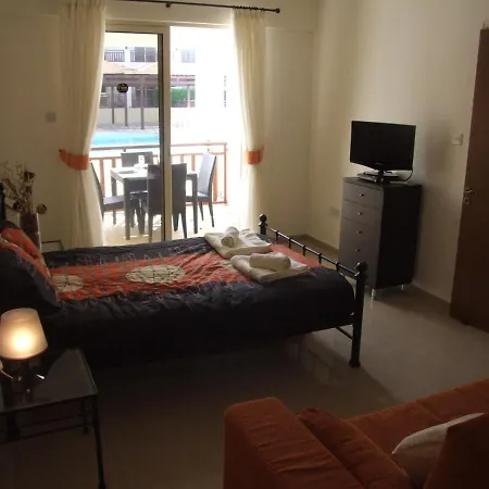 With Shower E3, Full Kitchen, Poolside, Free Wifi Peyia
