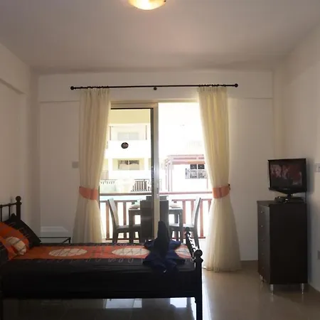 With Shower E3, Full Kitchen, Poolside, Free Wifi Apartment *
