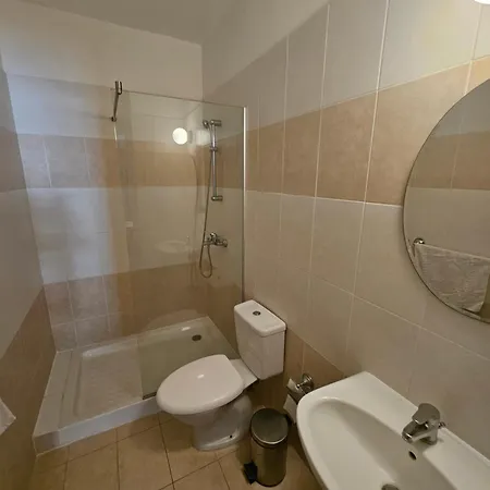 With Shower E3, Full Kitchen, Poolside, Free Wifi