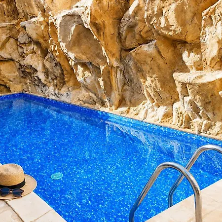 With Shower E3, Full Kitchen, Poolside, Free Wifi